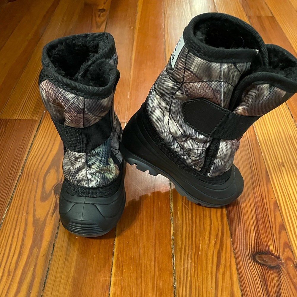 Kamik boys snowbug 4 snow boot.  New without tags. Never worn